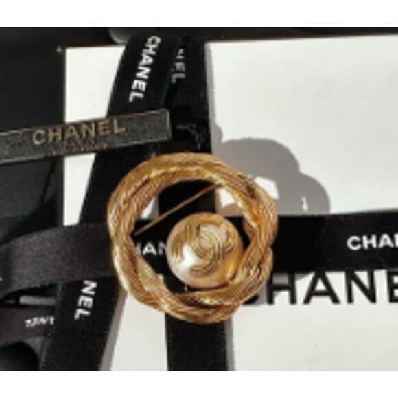 Chanel Gold Twist Wreath Brooch with Pearl CC Autumn/Pre-Fall 2023 (CCXX010) - Picture 3 of 4